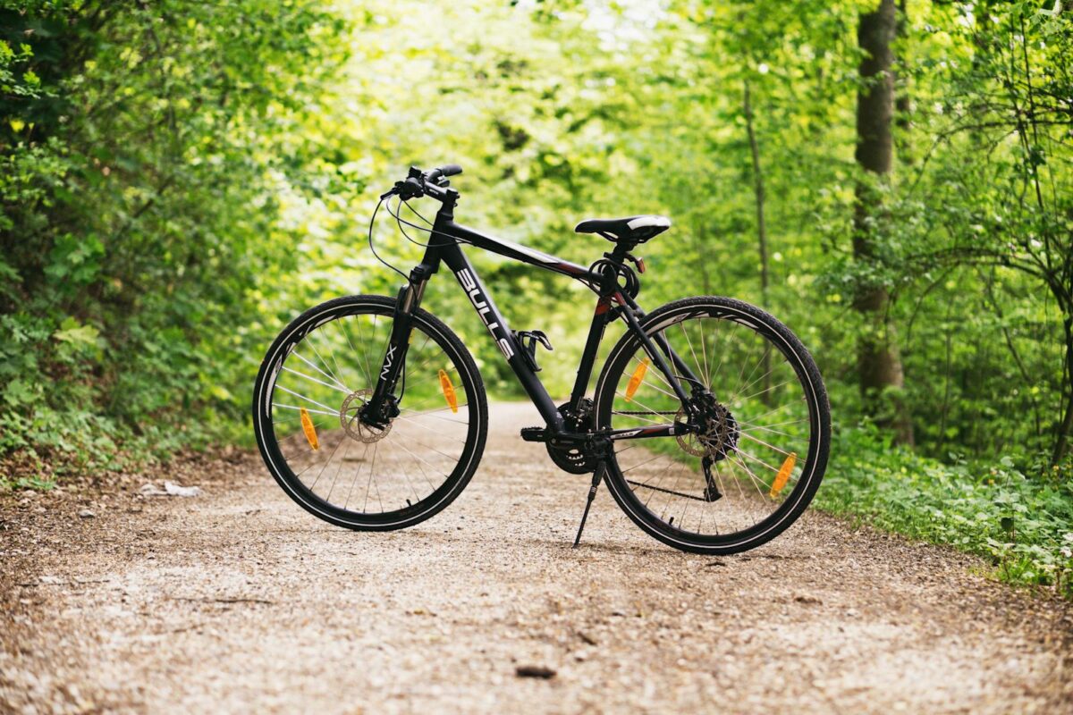 un vélo sur un chemin