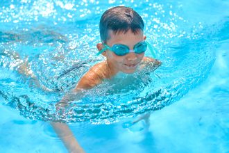 Inscrire son enfant à la natation à Paris : par où commencer ?