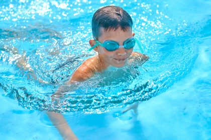 Inscrire son enfant à la natation à Paris : par où commencer ?